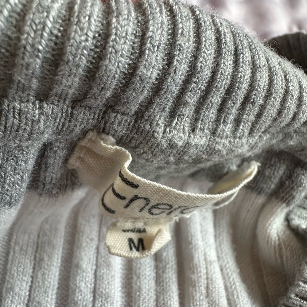 Vintage Y2K, Grey And White Striped V-Neck Long Sleeve Sweater Size Medium - Picture 3 of 4